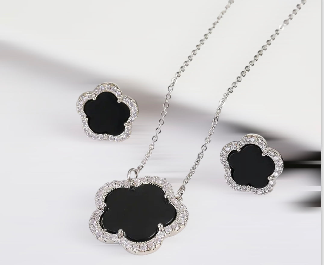 Clover Necklace | Black & Silver