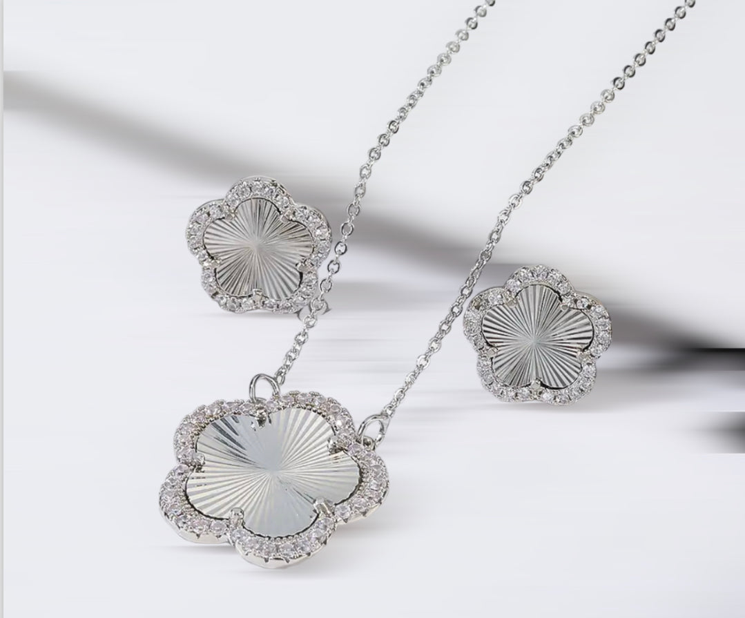 Clover Necklace | Silver